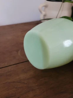 Petit vase en opaline verte