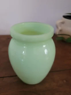 Petit vase en opaline verte