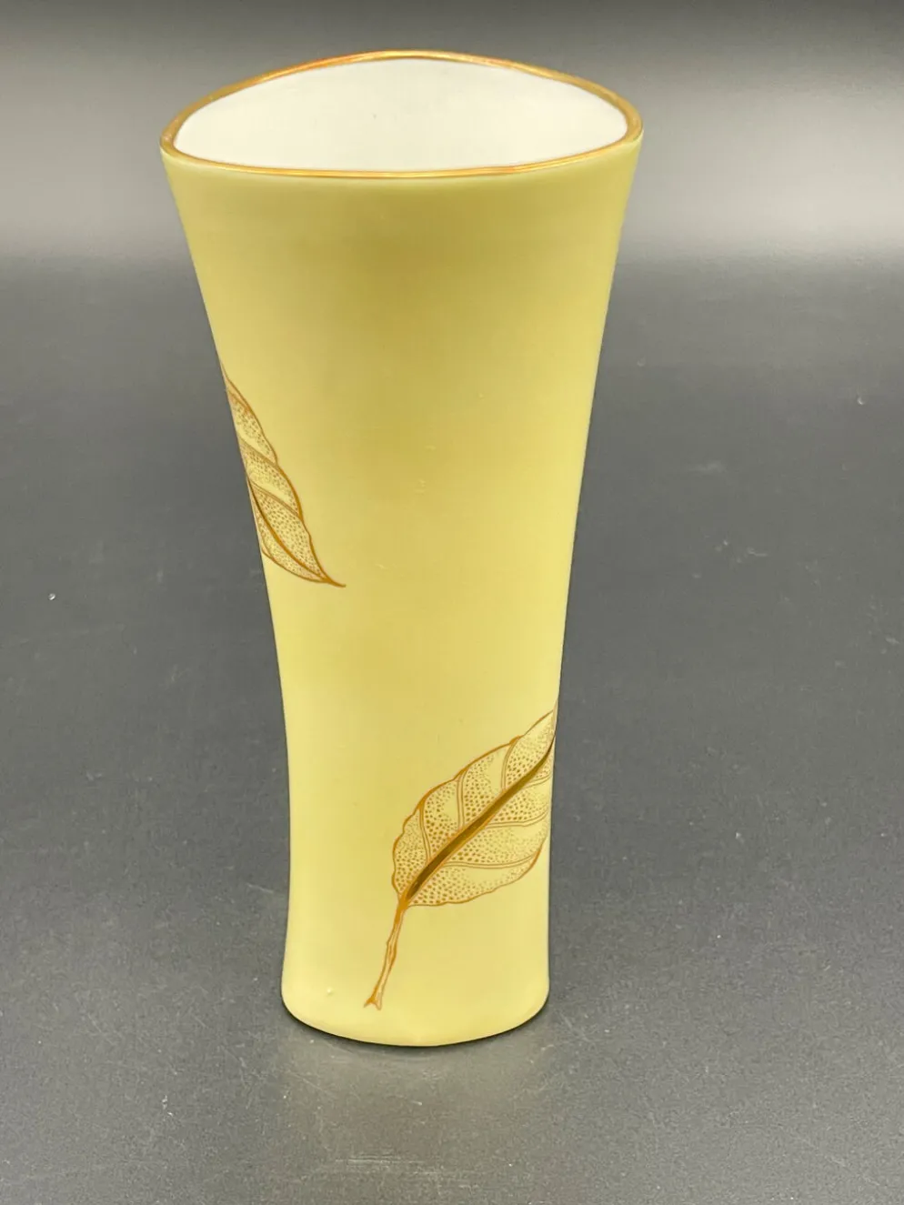 Petit vase triangulaire Weimar Porzellan à décor doré
