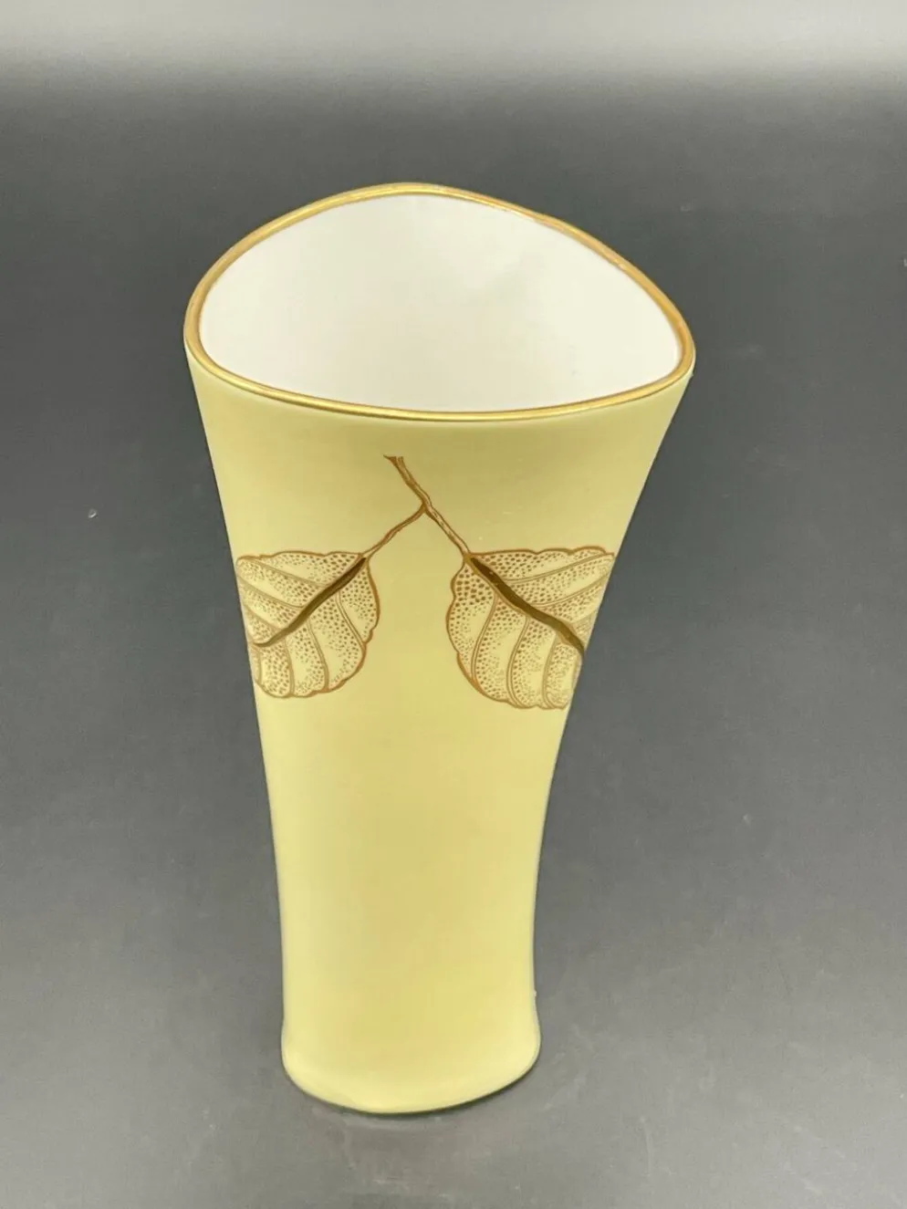 Petit vase triangulaire Weimar Porzellan à décor doré
