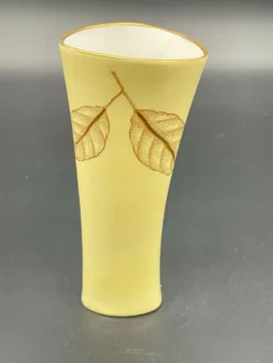 Petit vase triangulaire Weimar Porzellan à décor doré