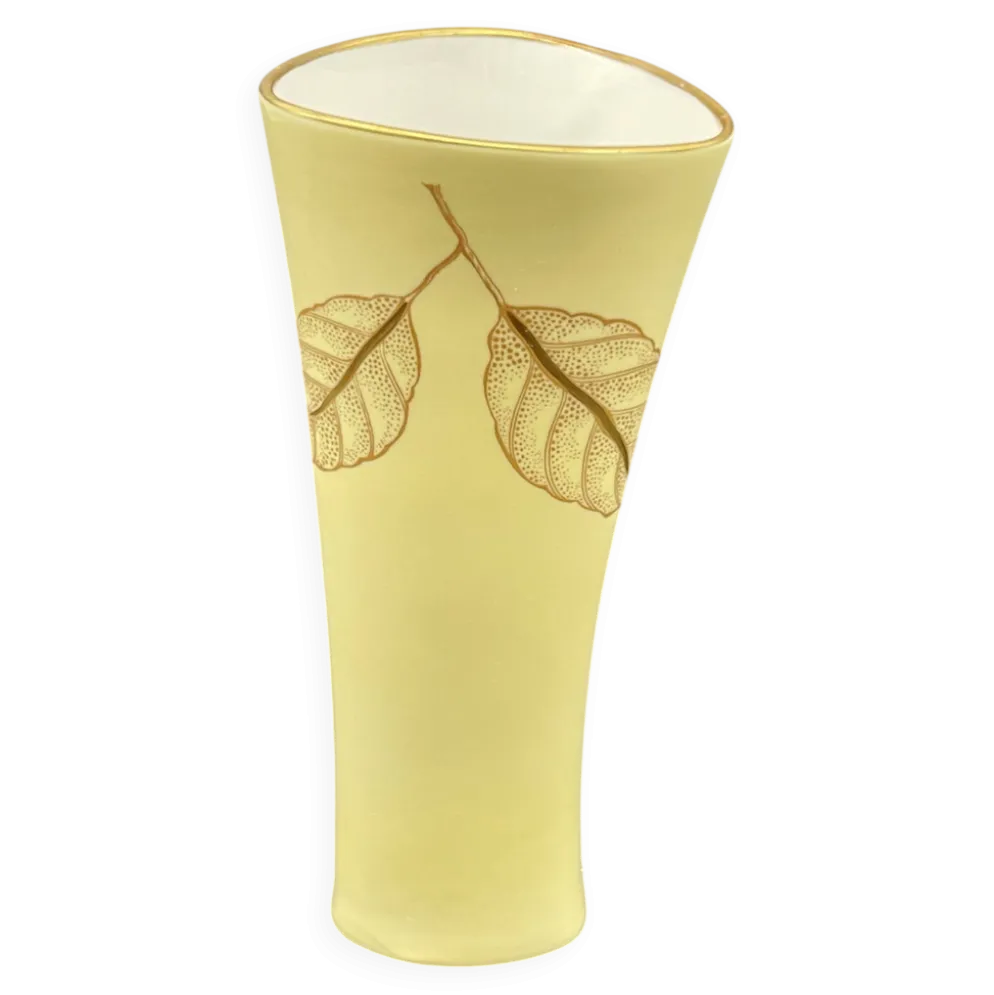 Petit vase triangulaire Weimar Porzellan à décor doré