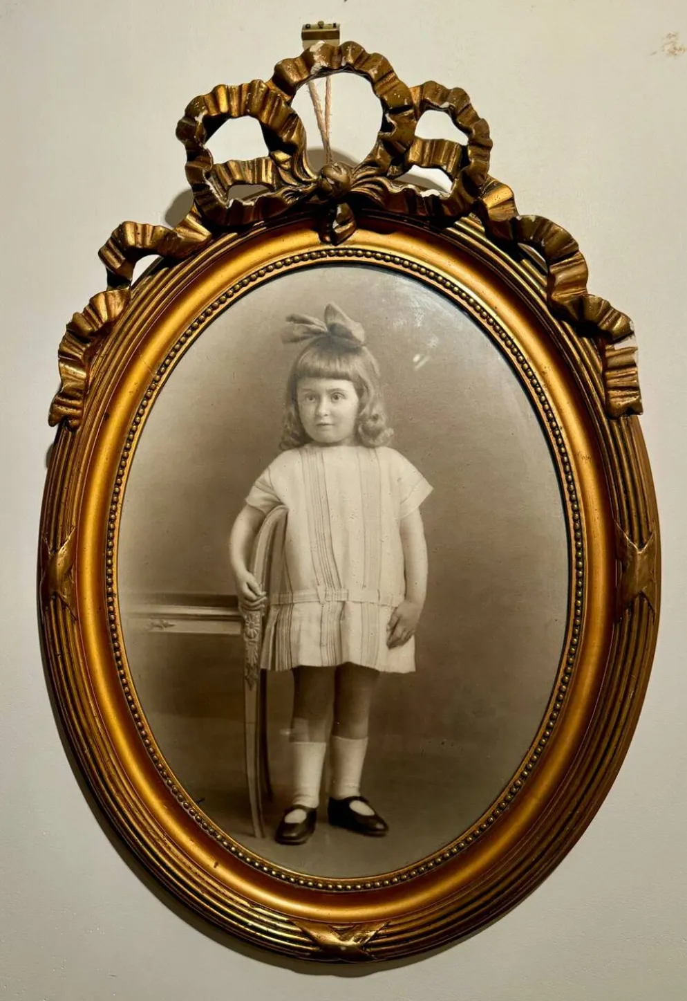 Photographie ancienne , jeune fille au ruban XIX siècle
