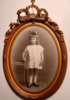 Photographie ancienne , jeune fille au ruban XIX siècle