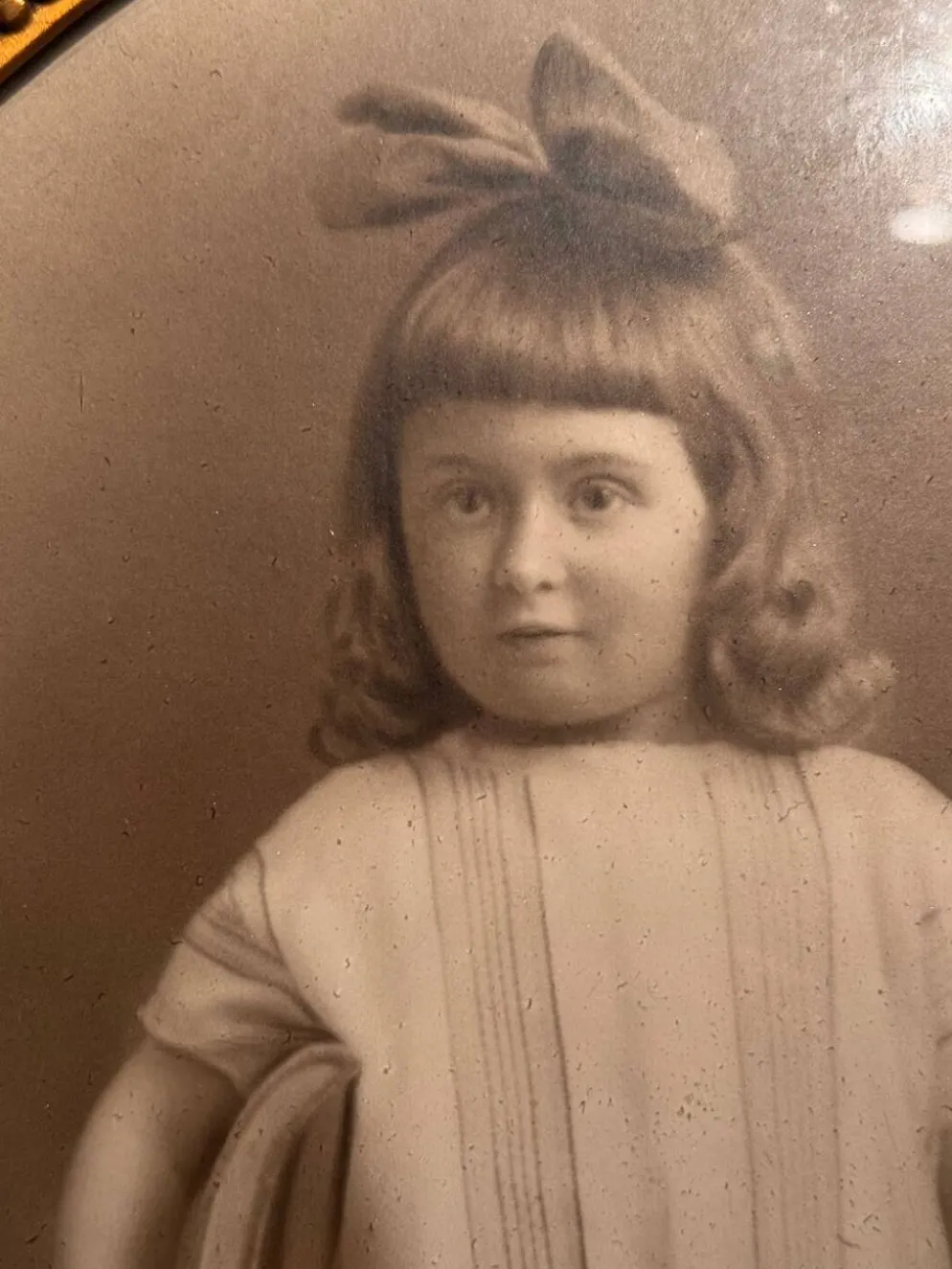 Photographie ancienne , jeune fille au ruban XIX siècle