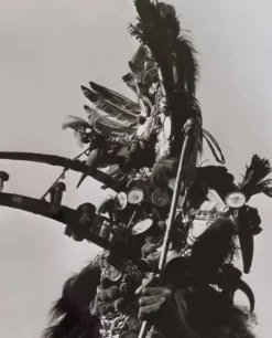 Photographie argentique Personnage cérémoniel à parure cimière 44x44 cm
