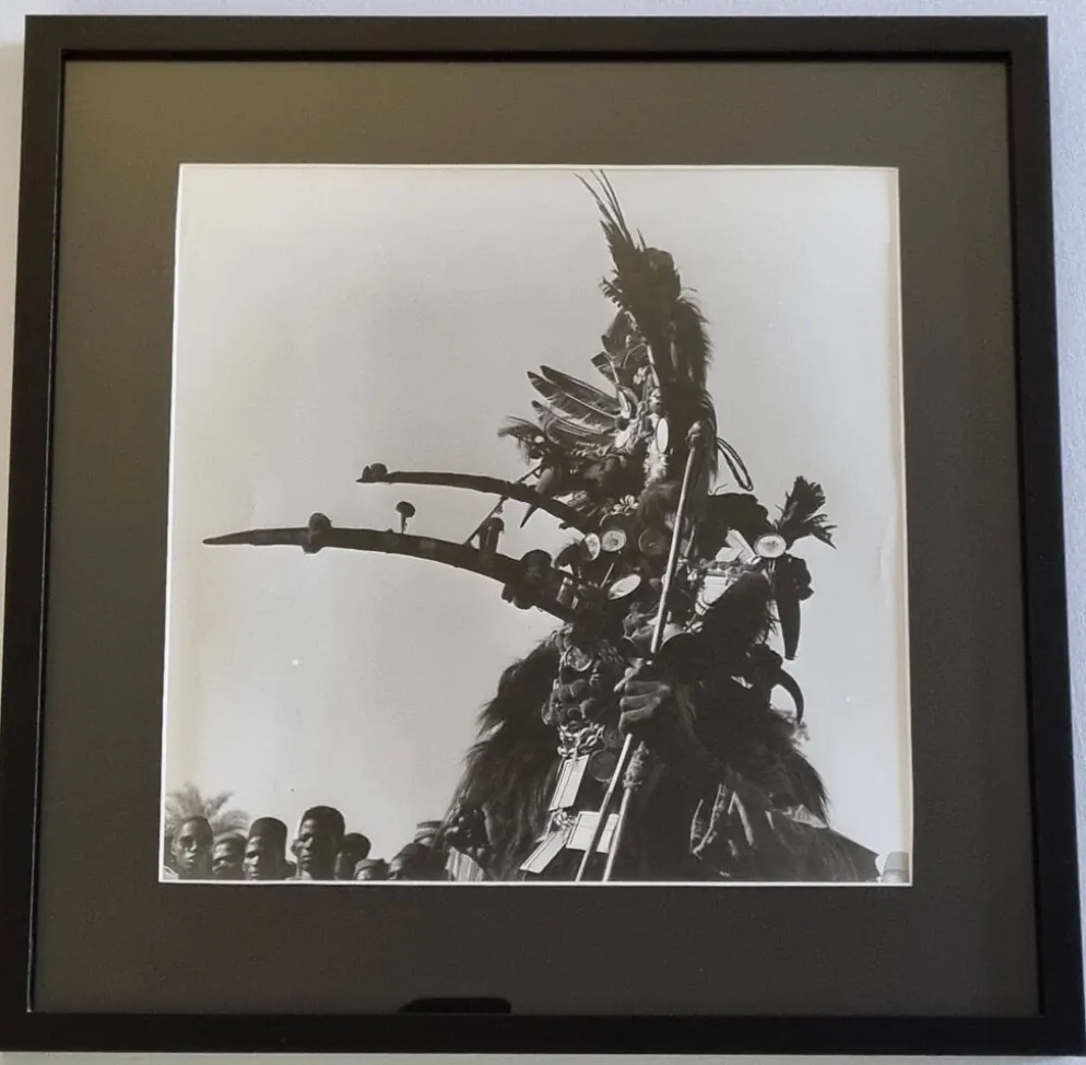 Photographie argentique Personnage cérémoniel à parure cimière 44x44 cm