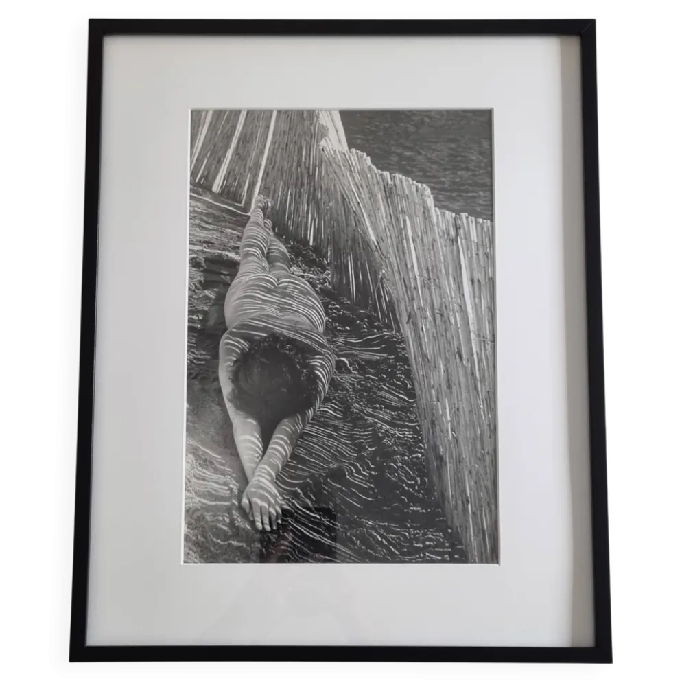 Photographie argentique vintage étude nu allongé, signée encadrée, 42x52 cm