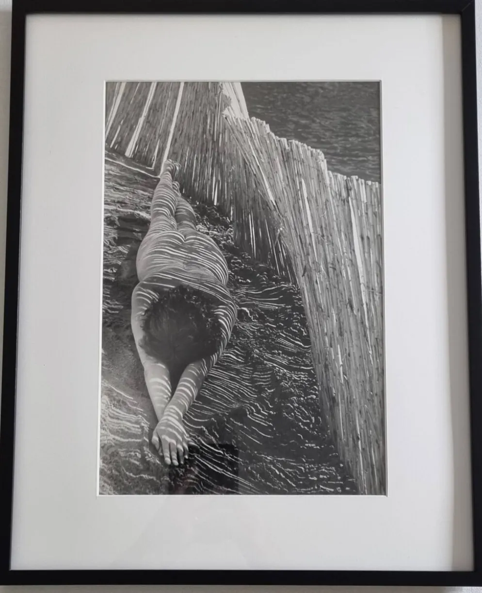 Photographie argentique vintage étude nu allongé, signée encadrée, 42x52 cm