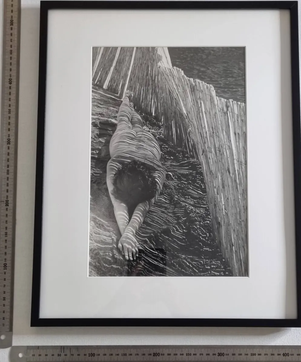 Photographie argentique vintage étude nu allongé, signée encadrée, 42x52 cm