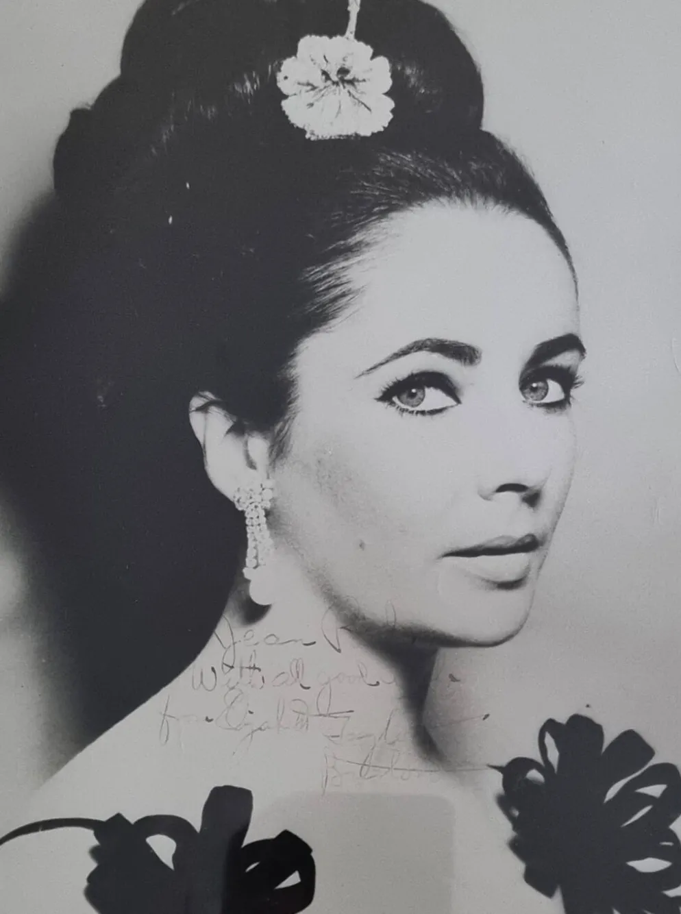 Photographie dédicacée Elizabeth Taylor tirage argentique encadré 32x37 cm