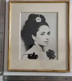 Photographie dédicacée Elizabeth Taylor tirage argentique encadré 32x37 cm