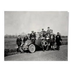 Photographie d'une Renault 6CV avec 23 admirateurs dont un prêtre