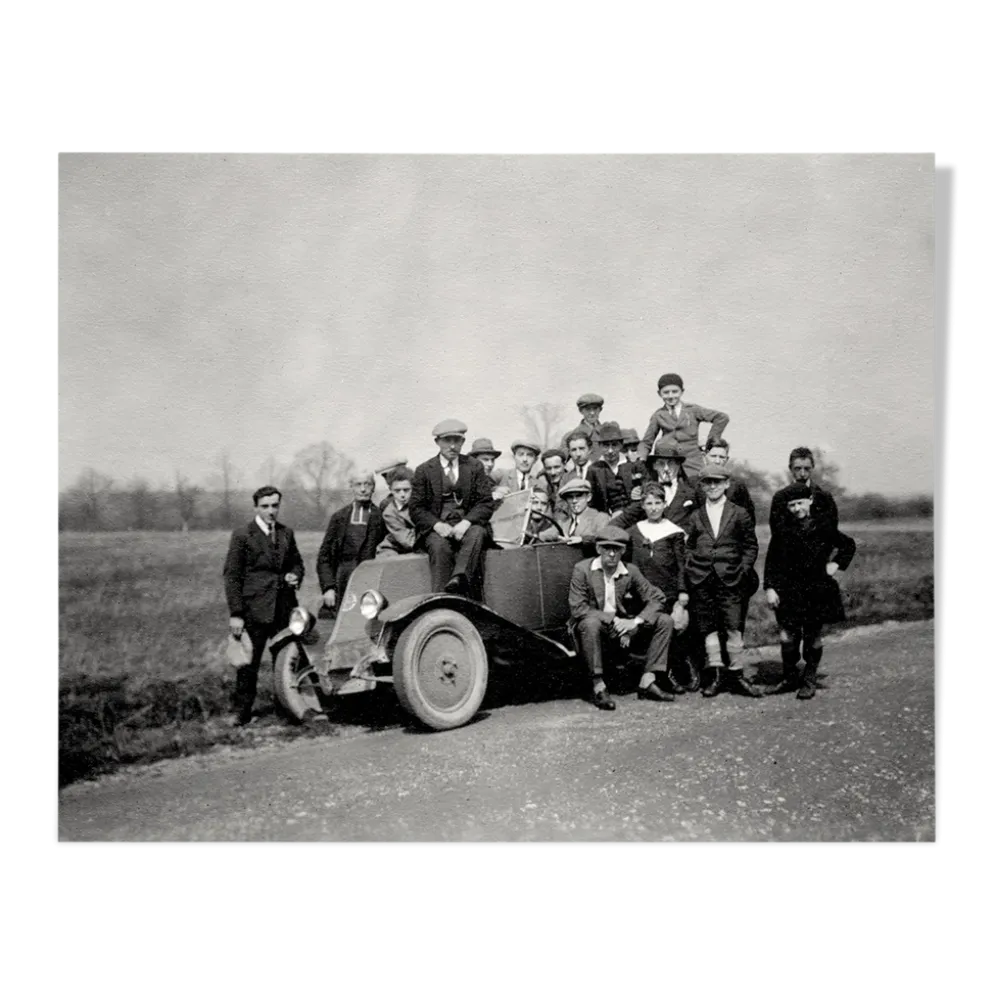 Photographie d'une Renault 6CV avec 23 admirateurs dont un prêtre