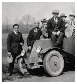 Photographie d'une Renault 6CV avec 23 admirateurs dont un prêtre