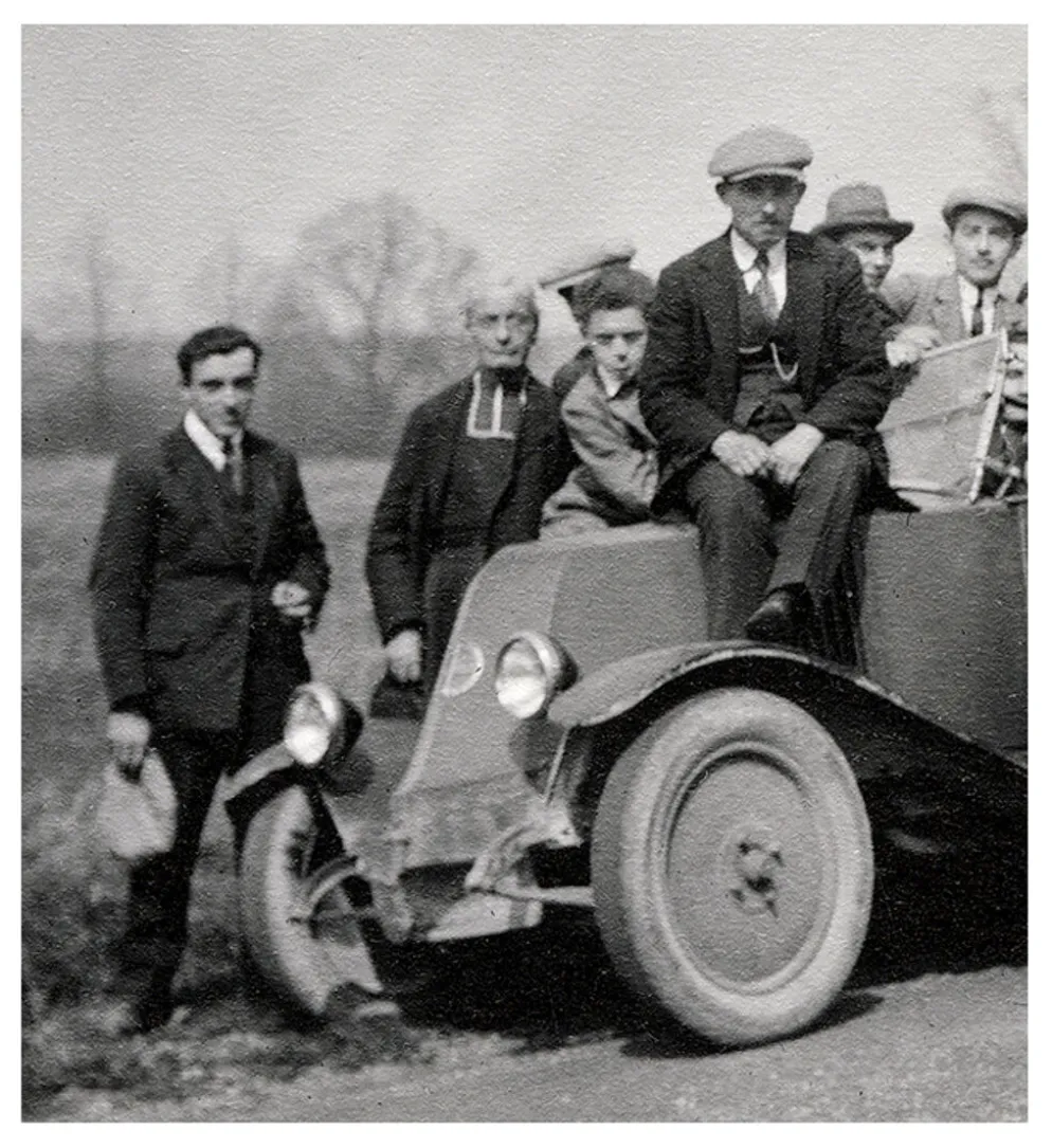 Photographie d'une Renault 6CV avec 23 admirateurs dont un prêtre
