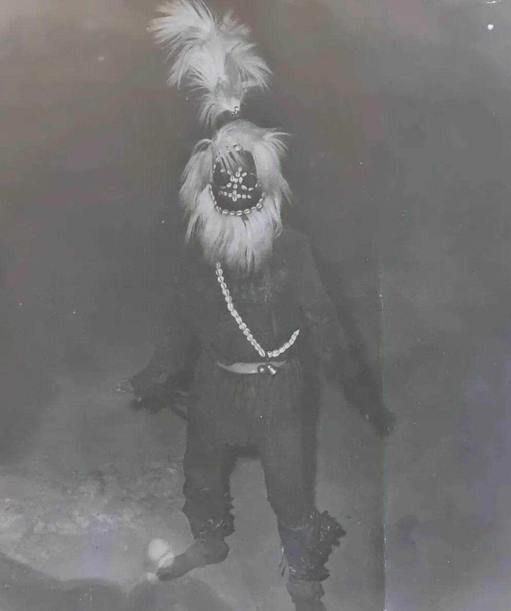 Photographie ethnographique vintage rituel d’Afrique de l’Ouest 43 x 43 cm