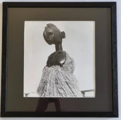 Photographie ethnographique vintage, Grand masque Baga encadrée, 44 x 44 cm