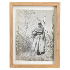 Photographie originale de Suraj N. Sharma : jeune femme et amphore