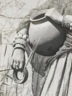 Photographie originale de Suraj N. Sharma : jeune femme et amphore