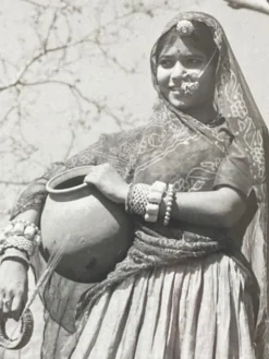 Photographie originale de Suraj N. Sharma : jeune femme et amphore