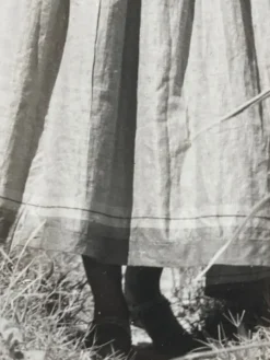 Photographie originale de Suraj N. Sharma : jeune femme et amphore