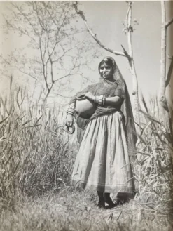 Photographie originale de Suraj N. Sharma : jeune femme et amphore