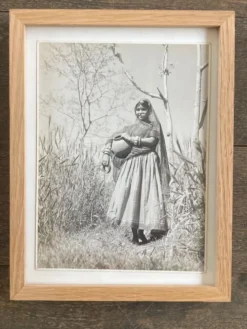 Photographie originale de Suraj N. Sharma : jeune femme et amphore