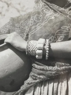 Photographie originale de Suraj N. Sharma : jeune femme et amphore