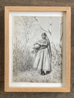 Photographie originale de Suraj N. Sharma : jeune femme et amphore