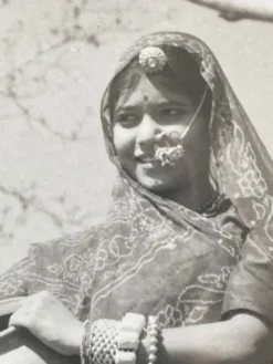 Photographie originale de Suraj N. Sharma : jeune femme et amphore