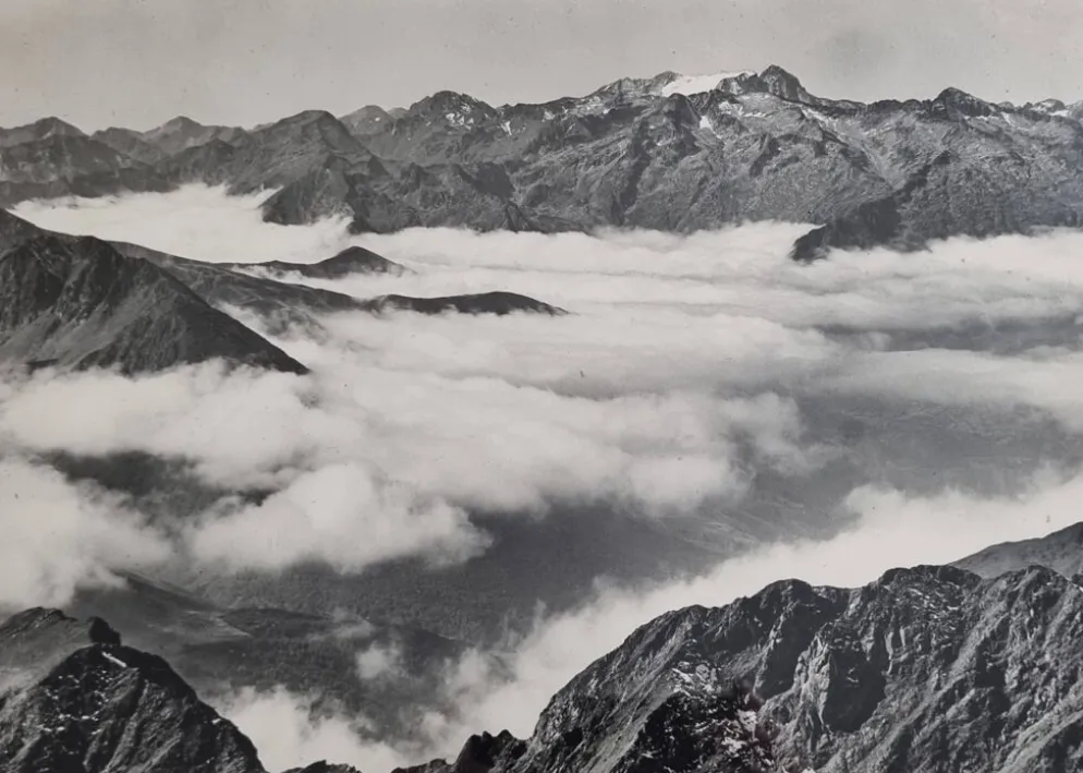 Photographie panoramique des Pyrénées signée Alix, 49x35 cm encadrée
