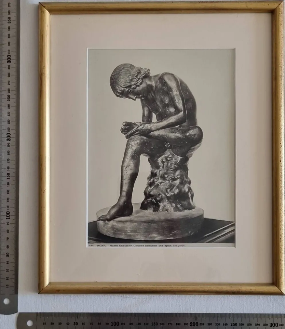 Photographie Spinario Jeune retirant une épine de son pied XXe 31 x 37 cm