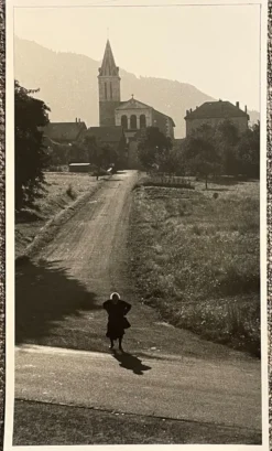 Photographie tirage argentique noir et blanc circa 1970 chemin de l'église