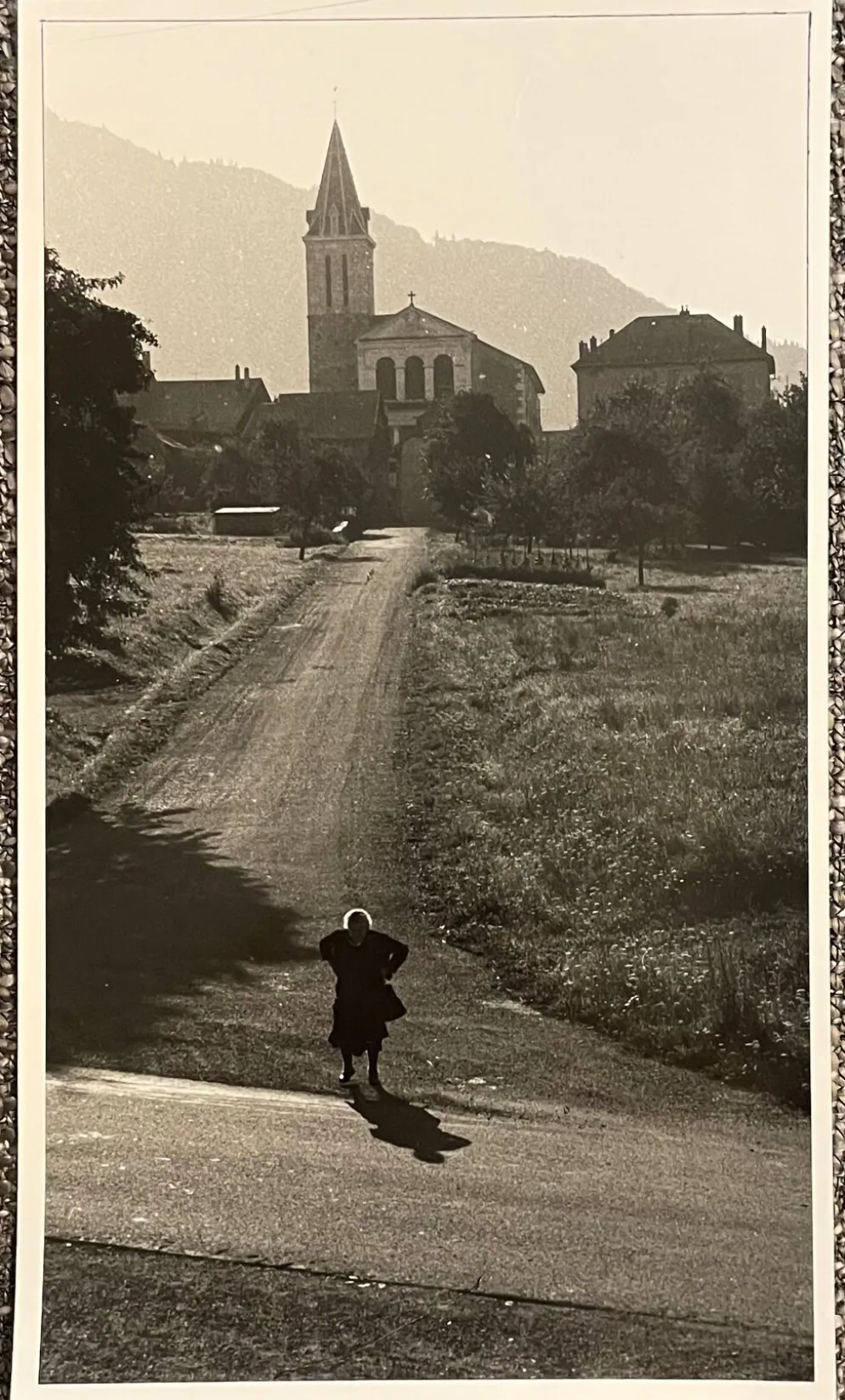 Photographie tirage argentique noir et blanc circa 1970 chemin de l'église