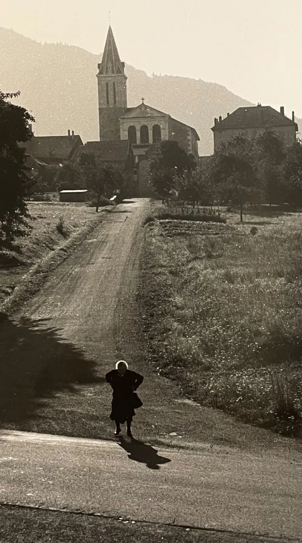Photographie tirage argentique noir et blanc circa 1970 chemin de l'église