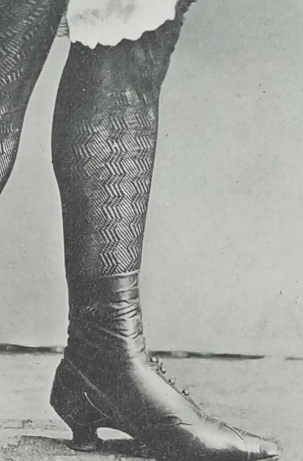 Photogravure originale sur papier glacé, Modèle en bas et chaussures 1900