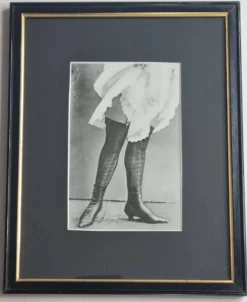 Photogravure originale sur papier glacé, Modèle en bas et chaussures 1900