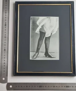 Photogravure originale sur papier glacé, Modèle en bas et chaussures 1900