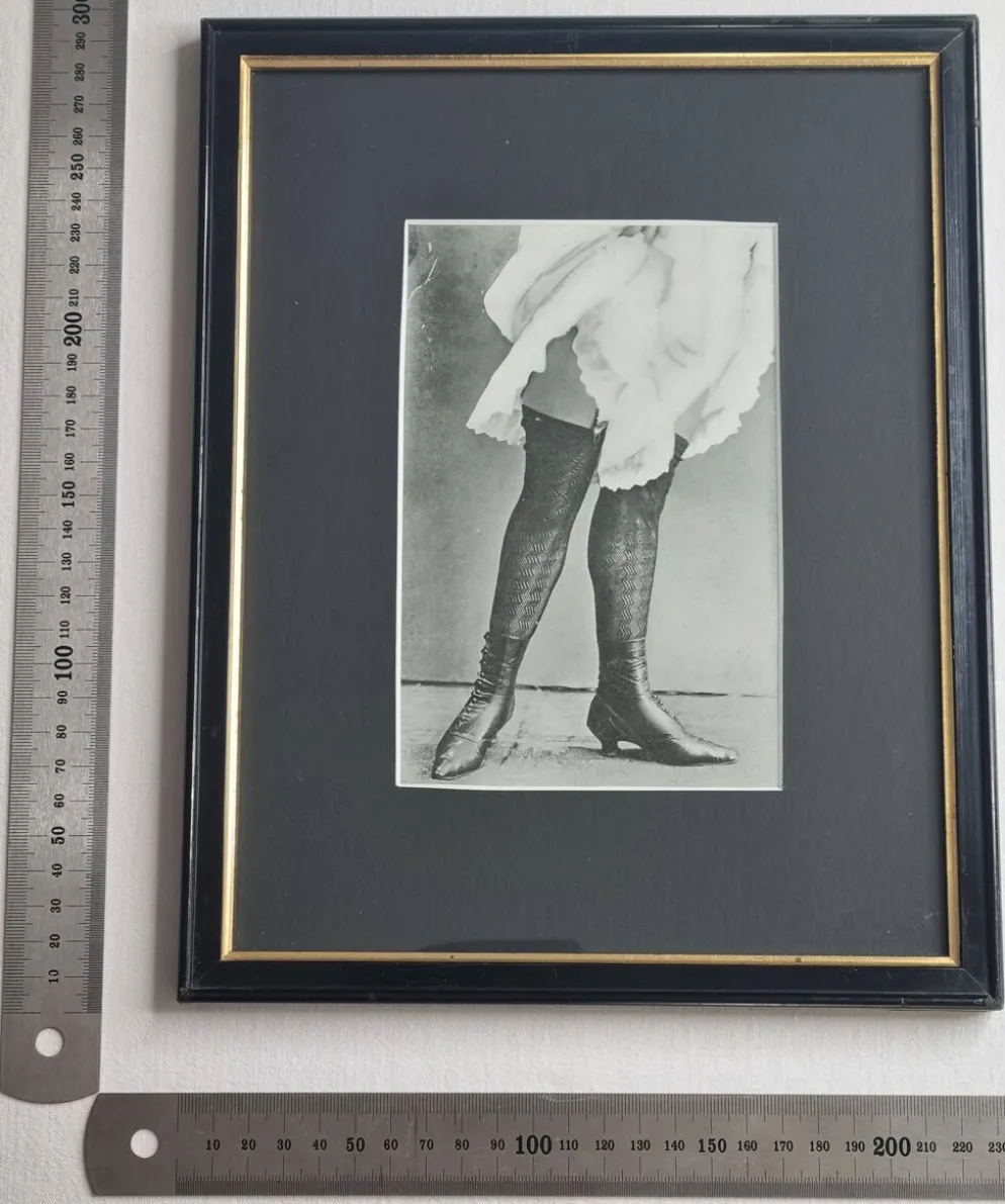 Photogravure originale sur papier glacé, Modèle en bas et chaussures 1900
