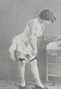 Photogravure originale sur papier glacé, Modèle en bas et chaussures 1900
