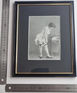 Photogravure originale sur papier glacé, Modèle en bas et chaussures 1900
