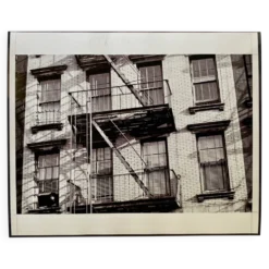 Photo New York 1953 – Escaliers de secours & femme à la fenêtre