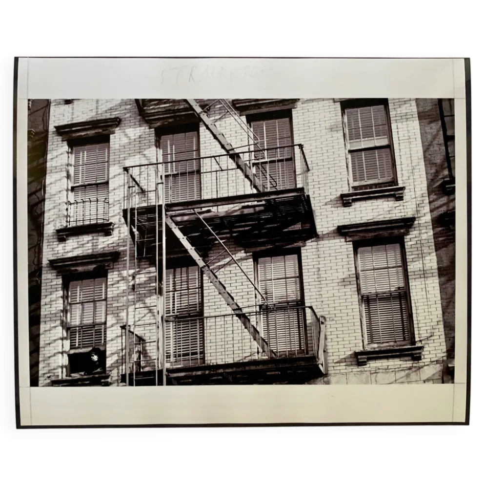 Photo New York 1953 – Escaliers de secours & femme à la fenêtre