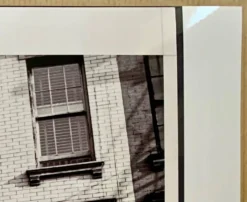 Photo New York 1953 – Escaliers de secours & femme à la fenêtre