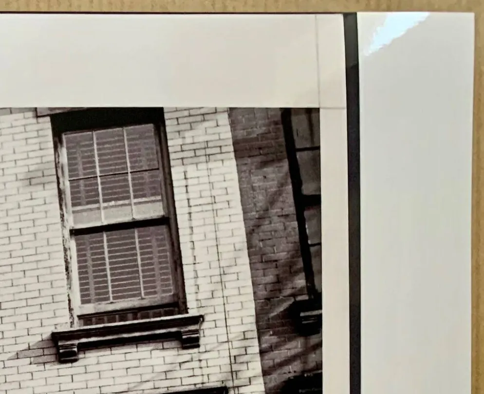 Photo New York 1953 – Escaliers de secours & femme à la fenêtre