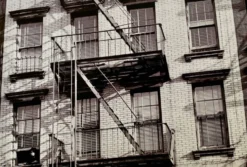 Photo New York 1953 – Escaliers de secours & femme à la fenêtre