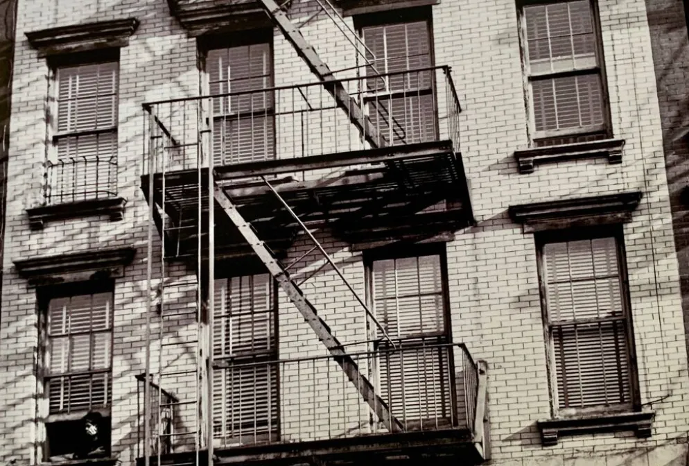 Photo New York 1953 – Escaliers de secours & femme à la fenêtre