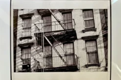 Photo New York 1953 – Escaliers de secours & femme à la fenêtre