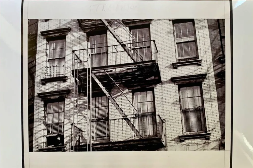 Photo New York 1953 – Escaliers de secours & femme à la fenêtre